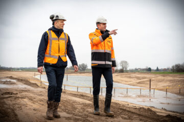 Onze collega Reinoud op bezoek bij de project locatie van de sterke lekdijk